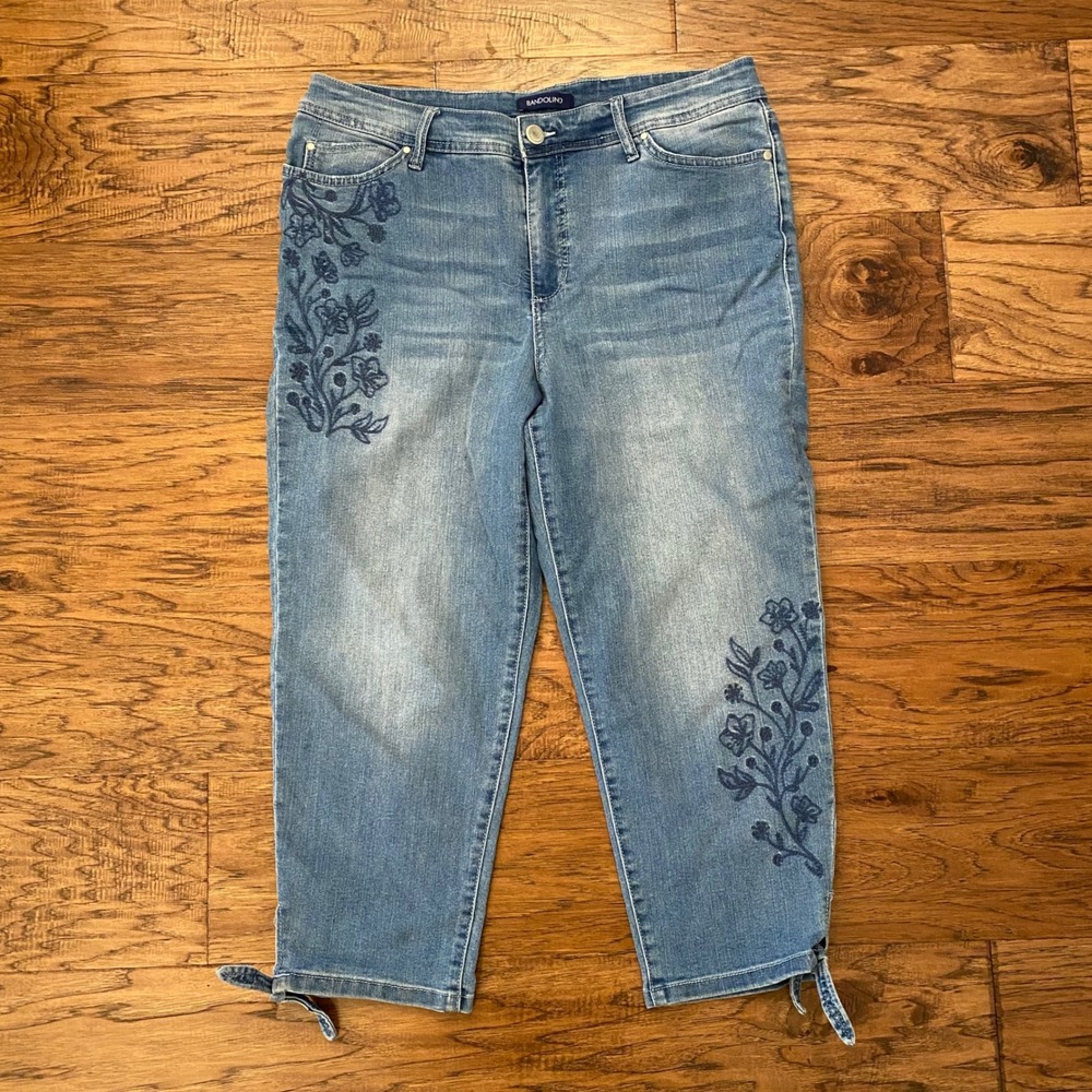 Bandolino Mandie Capri Jeans Womens 12 Blue Floral Embroidered Tie Hem Crop